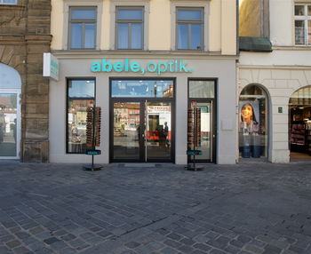 Das Bild zeigt den Eingang unserer Filiale in Bamberg am Maximiliansplatz.